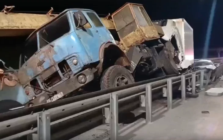 В Окуловском округе в ДТП с большегрузами и легковым авто погибли два человека В Окуловском округе в ДТП с большегрузами и легковым авто погибли два человека