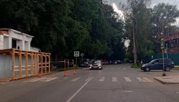 В Старой Руссе автомобиль врезался в ворота курортного парка
