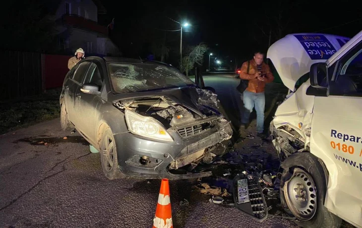 В Малой Вишере лоб в лоб столкнулись микроавтобус и легковушка В Малой Вишере лоб в лоб столкнулись микроавтобус и легковушка