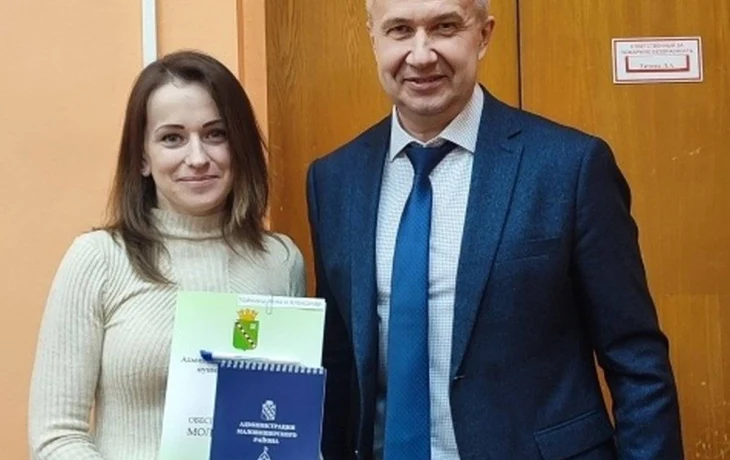 Семь семей в Маловишерском районе получили сертификаты на покупку жилья Семь семей в Маловишерском районе получили сертификаты на покупку жилья